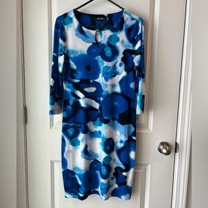 Ellen Tracy Blue and White Patterned Long Sleeve Dress. Size 4